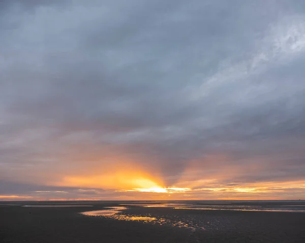 法国诺曼底海滩上色彩艳丽的落日 — 图库照片