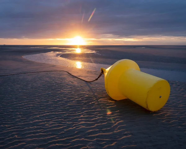 Gün batımında Normandiya sahilinde şamandıra — Stok fotoğraf