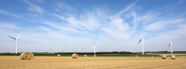 Pola i turbina wiatrowa na północy Francji pod błękitnym niebem — Zdjęcie stockowe