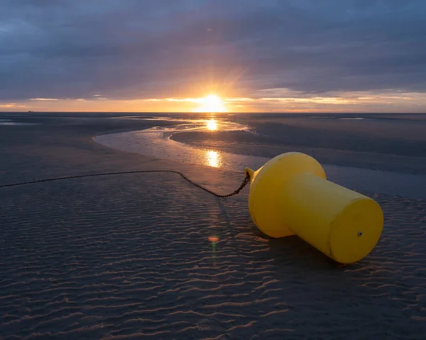 Bouée sur la plage de Normandie au coucher du soleil — Photo