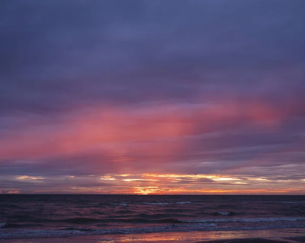 Pôr do sol colorido na praia de normandy na frança — Fotografia de Stock