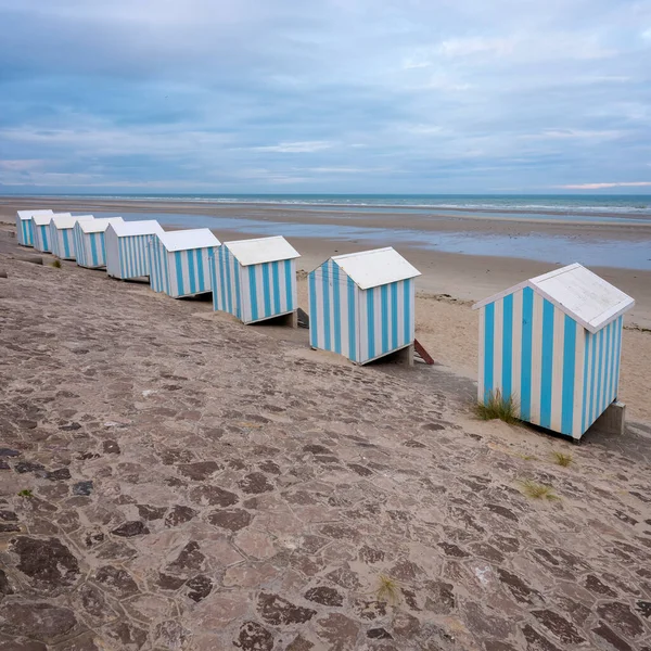 Små randiga strandstugor i hardelot plage på kusten av normandy — Stockfoto