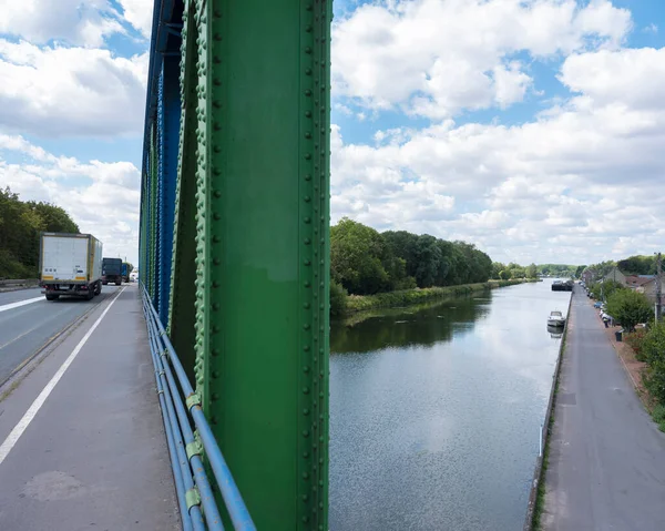 Carretera y canal en el norte de Francia cerca de Lens y Arras — Foto de Stock