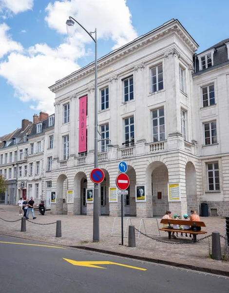 Persone si siedono e camminano davanti al teatro nella città francese di Arras — Foto Stock