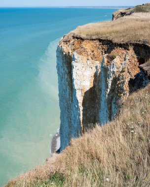 Merle Bains yakınlarında Normandiya kıyısındaki sarp kayalıklar