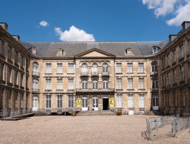 Güneşli bir günde Arras müzesinde inşaat işçisi.