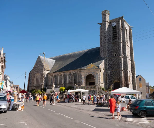 People at market stalls near church of ault in french normandy — Stock Photo, Image