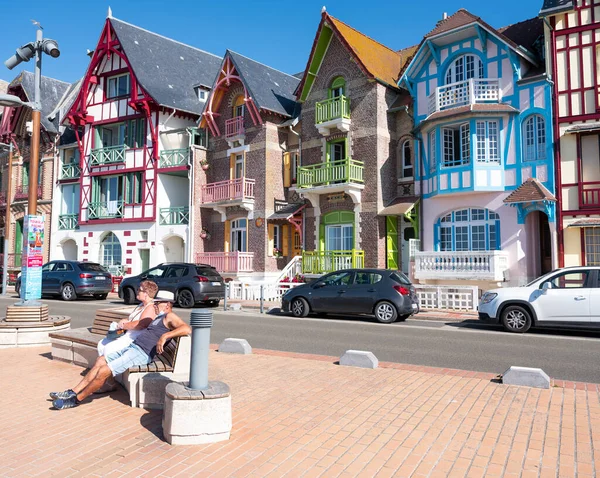 İnsanlarla dolu bir bulvar ve Fransız Normandiya 'sında Merle Bains' in renkli evleri. — Stok fotoğraf