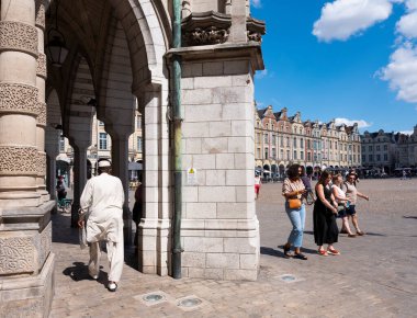 İnsanlar Fransa 'nın Arras şehrinde büyük bir yerde geziniyor.