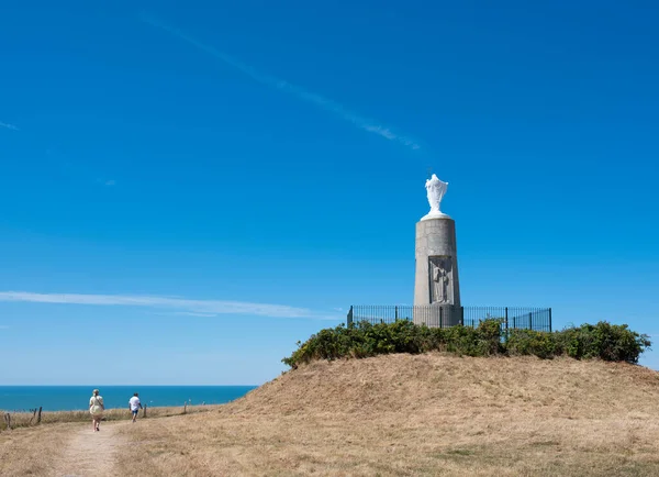 Turistas visitan estatua notre dame de la falaise cerca mers les bains — Foto de Stock