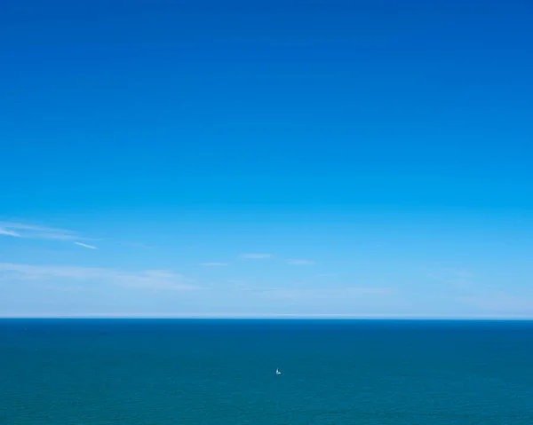 在广阔的大西洋蓝色水域上的孤零零的帆船 — 图库照片