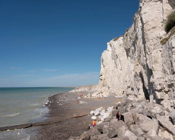 Gente en rocas y playa de bóveda en normandía francesa — Foto de Stock