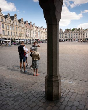 Turistler Fransa 'nın Arras şehrinde büyük bir yerde duruyorlar.