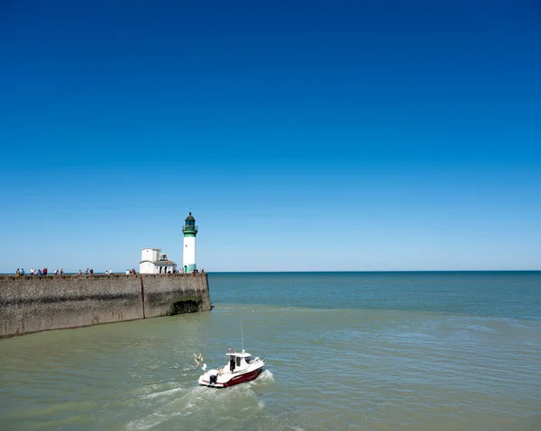 Boot verlaat haven van mers les bains in het Frans normandy op zonnige dag onder de blauwe hemel — Stockfoto