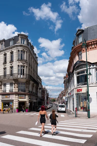 Mulher e menina cruzam a rua na cidade francesa de Lens — Fotografia de Stock