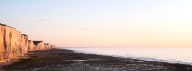 Merles Bains ve Ault in French Normany arasındaki güneşin batışının ışığında kayalıklar