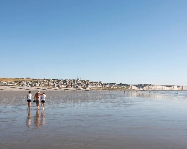 Personas en la playa cerca de Ault en la costa de la normandía francesa — Foto de Stock