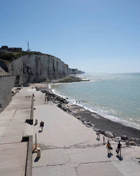 Emberek a körúton és a strand ault francia normandy — Stock Fotó