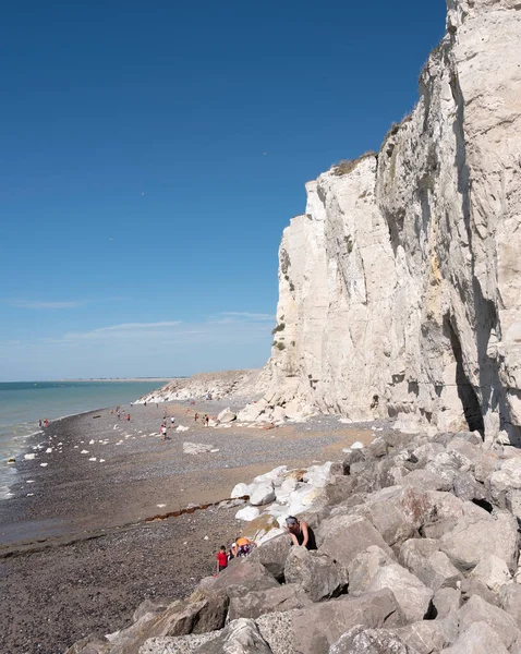 Gente en rocas y playa de bóveda en normandía francesa — Foto de Stock