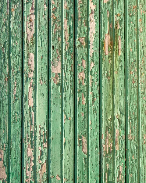 Viejas ampollas de pintura verde gruesa en tablones verticales de madera —  Fotos de Stock