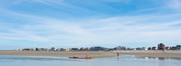 Människor på semester njuta av utrymmet för stranden i Baie de somme nära Crotoy — Stockfoto