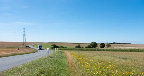 Flores para la agricultura ecológica en el paisaje rural del norte de Francia —  Fotos de Stock