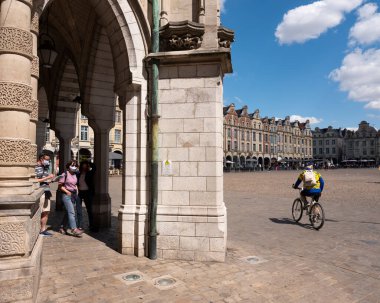 İnsanlar ve bisiklet, Arras 'taki çan kulesinin yanındaki büyük yerde.