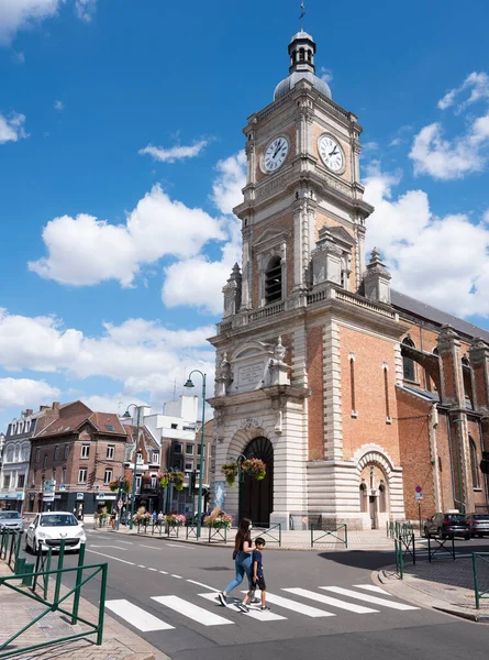 Woman and boy cross the street in french city of Lens near cathedral — Stock Photo, Image