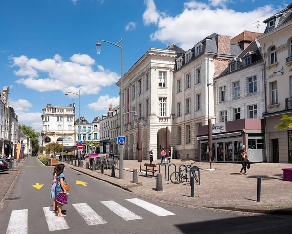 Persone si siedono e camminano davanti al teatro nella città francese di Arras — Foto Stock