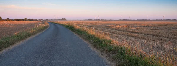 Campos después de la cosecha en el norte de Francia con turbinas eólicas en el fondo —  Fotos de Stock