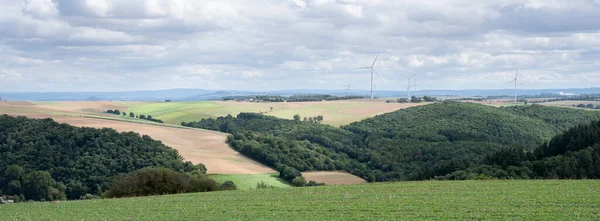 Поля и турбины в немецком eifel — стоковое фото