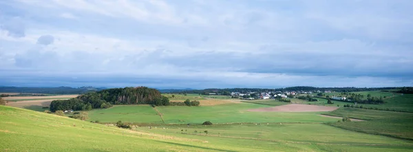Деревня в ландшафте немецкого eifel летом — стоковое фото
