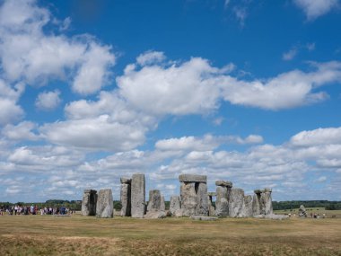 Stonehenge, İngiltere, 28 Haziran 2025: İngiltere 'nin Wiltshire ilçesinde mavi gökyüzü altında antik stonehenge kalıntıları