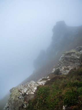 Aziz Agnes 'in yakınlarındaki sis sırasında Cornwall' daki kayalıklarda