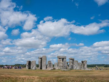 Stonehenge, İngiltere, 28 Haziran 2025: İngiltere 'nin Wiltshire ilçesinde mavi gökyüzü altında antik stonehenge kalıntıları