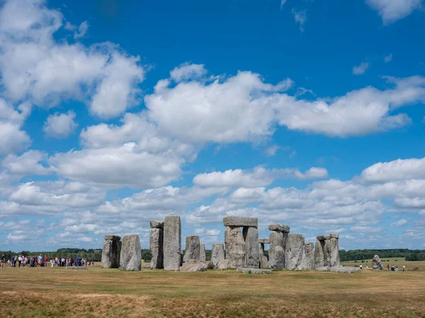 Stonehenge, İngiltere, 28 Haziran 2025: İngiltere 'nin Wiltshire ilçesinde mavi gökyüzü altında antik stonehenge kalıntıları