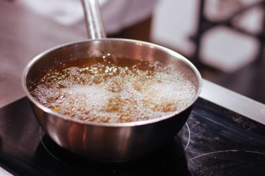 gümüş tavada kaynar su yakın