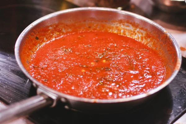 Wrząca Zupa Pomidorowa Srebrnej Patelni — Zdjęcie stockowe