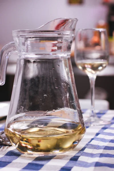 Frasco Vidro Vinho Branco Copo Vinho Branco Parte Trás — Fotografia de Stock