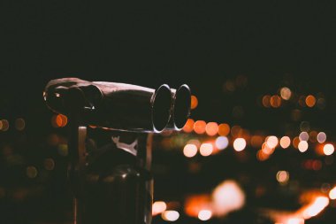 Gece dürbün ve bulanık bokeh arka plan 