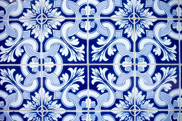 Típicos títulos de cerâmica de parede portuguesa azulejo ornamento azul e branco — Fotografia de Stock