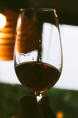 Aşağı akan damla ile tawny porto şarap Cam 