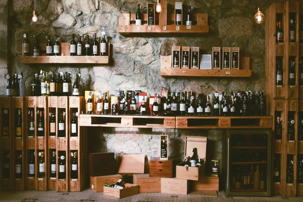 Flaskor av olika vin med vackra trä paket — Stockfoto