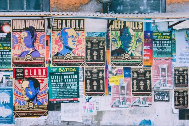 Duvarda renkli eski moda müzik posterleri 