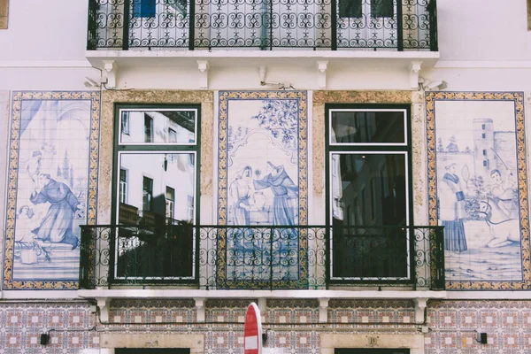 Piastrelle antiche tipiche portoghesi con finestre e balcone — Foto Stock