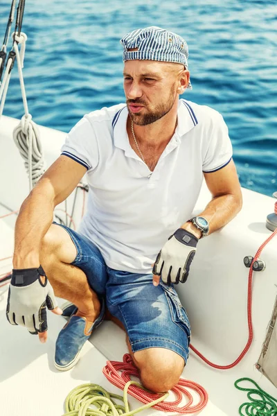 Ein Junger Mann Auf Einer Jacht Meer — Stockfoto