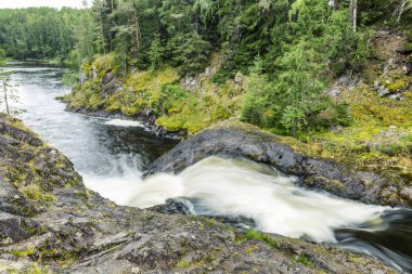 Su taşları, güzel bir şelale arasında güçlü bir akışı