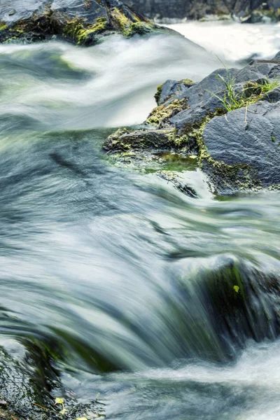 Una Poderosa Corriente Agua Entre Las Piedras Una Hermosa Cascada —  Fotos de Stock