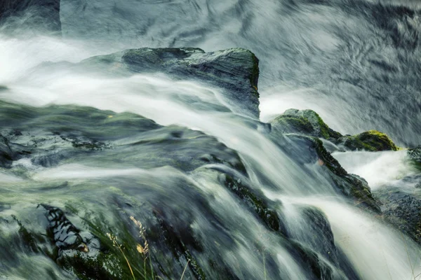 Ein Mächtiger Wasserstrom Zwischen Den Steinen Ein Schöner Wasserfall — Stockfoto