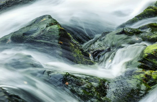 Ein Mächtiger Wasserstrom Zwischen Den Steinen Ein Schöner Wasserfall — Stockfoto